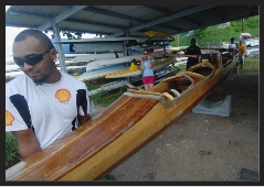 Première épreuve : porter la grande pirogue, le V6 pour le mettreà l'eau, baie de la Moselle.