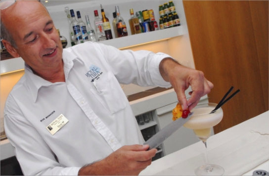 Dès son arrivée au Royal Tera, Denis Wengorzewski a remplacé les petits couteaux par les grands,... pour mieux couper la cerise sur votre pina colada.