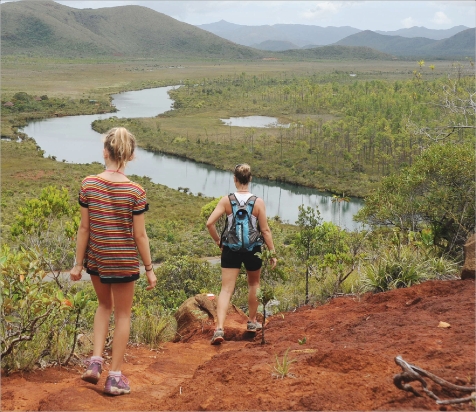 Un des sentiers permet de parcourir la réserve provinciale de la Madeleine. En médaillon : Jean-Francis Clair.