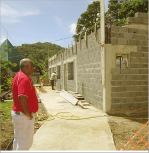 Tandis que les nouveaux bâtiments administratifs du Centre scolaire catholique seront prêts d'ici deux mois (à g.), l'Asee encourage l'enseignement de proximité comme ici à Méhoué (à d.), où Maîtresse Cathy accueille une dizaine d'élèves répartis sur troi