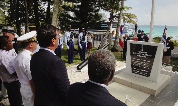 Une nouvelle stèle, offerte par le Comité du 22 avril en hommage aux six militaires tués, a été dévoilée dans l'enceinte de la gendarmerie, sous le drapeau tricolore,  en présence d'habitants d'Ouvéa et des grands chefs du nord et du centre.