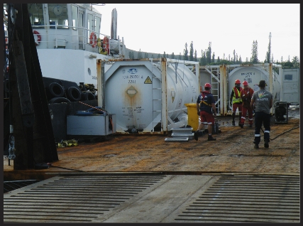 La barge arrivée hier était plus petite que celle utilisée à l'île des Pins (sur la photo). Ce qui a compliqué le déchargement.