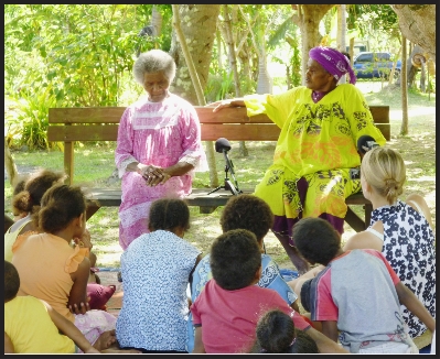 Aurélie Cauchard (à droite) a fait trois séjours en Calédonie pour sa thèse sur l'expression de l'espace dans la langue caac.
