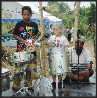 L'objectif du festival est de transmettre la passion de la musique à la jeune génération. De nombreux enfants étaient présents pour découvrir les instruments.