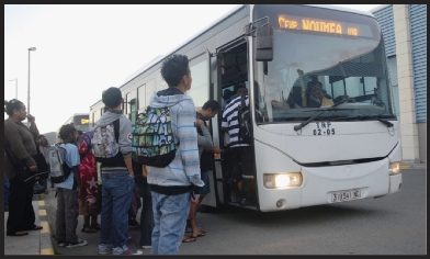 Quand les véhicules, bus compris, arrivent au péage de Koutio depuis le Grand Nouméa, aux heures de pointe, c'est la galère. Il faut quasiment un quart d'heure aux bus pour rouler du péage à l'arrêt de Kenu In.
