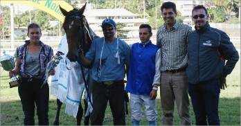 Remise de la Coupe à l'écurie du Kopeto récompensant le Formule 1 - Prix de la mairie de Nouméa.