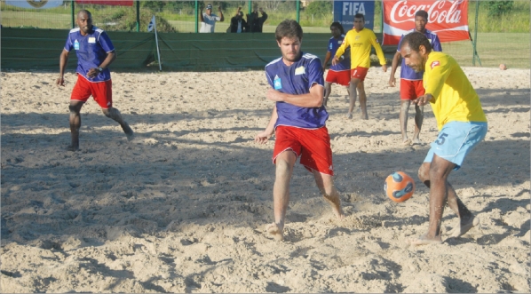 Les Pitchounes d\'Olivier Dokunengo (à droite) ont remporté la finale du beach-soccer tour, après en avoir été la meilleure équipe lors des onze premières journées.