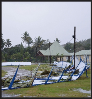 Les pluies ont causé de gros dégâts : elles ont plié les installations de la Fête de la mandarine à Canala (à gauche), submergé le stade à Poindimié (en haut) et inondé des nombreux radiers, comme ici à Païta (en bas).