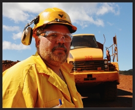 Avec un profil de 60 mètres entre la base et le haut, le gisement exploité de Goro est spectaculaire. Opérateurs miniers et « aiguilleurs » ont tous en tête le lourd paramètre de l'humidité sur site. 