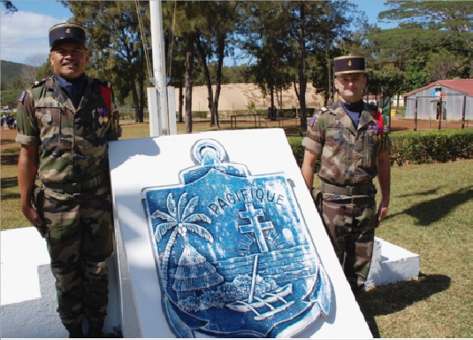 Manuélé Siaki (à gauche) remplace Mickaël Oudin (à droite) à la tête de la cinquième compagnie.