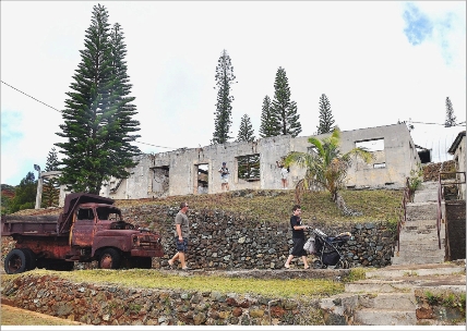 Le vieux village de Tiébaghi sera visitable grâce à l'association que préside Henri Reuillard (en médaillon).