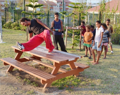 Yamakasi est un nom d\'origine africaine (Lingala) qui signifie : Homme fort, corps fort, esprit fort.