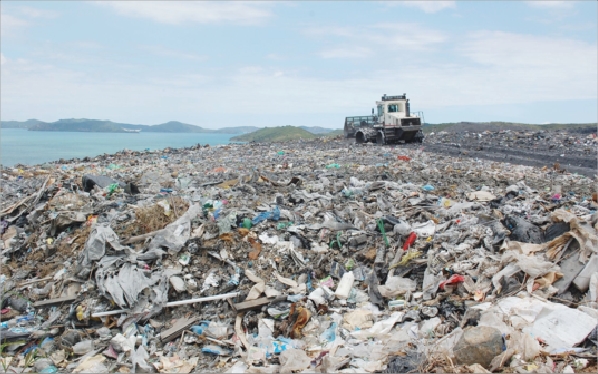 À l'aide de broyeuses et de compacteuses, le personnel de la CSP enfouit les déchets dans de grands casiers situés à l'ISD de Gadji.
