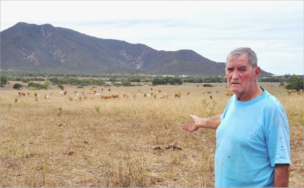 Sur l'exploitation de son fils Michel, Robert Frouin constate les dégâts causés par la sécheresse.