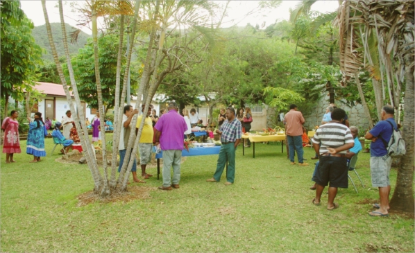 Des habitants de Thio devant le dispensaire, lors des portes ouvertes mardi dernier. Son responsable, le Dr Roussy (médaillon) souhaite notamment expérimenter un système de télémédecine, relié directement à l'hôpital Gaston-Bourret à Nouméa.