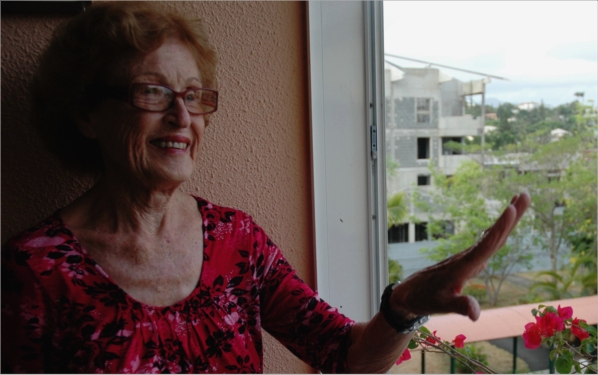 Suzanne Janisel, veuve Jorda, est la dernière enfant de Maurice Janisel. En médaillon, alors qu'elle travaillait sur la propriété.