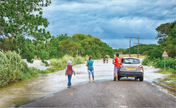 Comme prévu, la pluie a fait déborder les radiers, comme ici à Pouembout. Le vent a quant à lui empêché les avions d'atterrir.