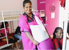 Les mamans donnent un coup de main avant de laisser leurs filles commencer leur vie d'interne.