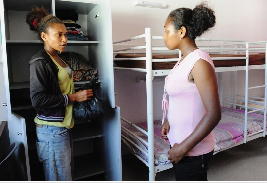 Anna fait découvrir les lieux à Suzanne, sa cousine, fraîchement arrivée de Lifou, et avec qui elle partagera le même lit superposé.