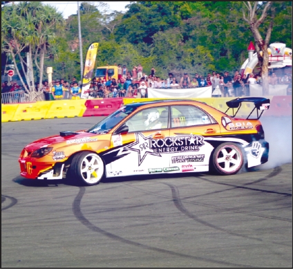 Sur le parking du centre socioculturel, le sport mécanique a pris plusieurs formes : drift, stunt en voiture ou en scooter.