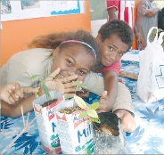 Wahna et Doudë, de Hnaizianu, ont montré des plants de santal à planter lorsqu'on exploite ce bois précieux.