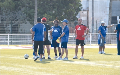 Didier Chambaron (à droite en rouge), ancien sélectionneur de l\'équipe de la Nouvelle-Calédonie, est venu apporter sa science du jeu à la plupart des coaches de Super Ligue.