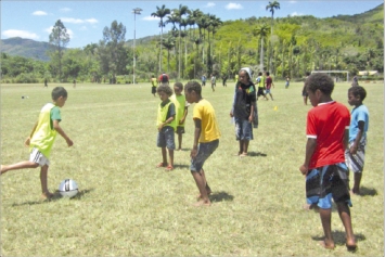 Ils sont venus de Touho, de Poindimié, de Ponérihouen, de Houaïlou, de Kouaoua retrouver leurs camarades de Canala. Accompagnés par des animateurs communaux ou sportifs, des parents, ces jeunes de 7 à 17 ans, répartis en cinquante équipes, ont participé à