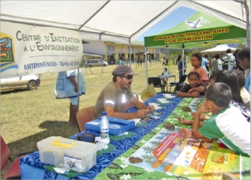 Parallèlement aux rencontres sportives, des ateliers plus citoyens étaient proposés aux participants, comme ici celui du comité d'initiation à l'environnement. L'objectif de cette rencontre est « d'aller au-delà de l'esprit de compétition et d'apprécier l