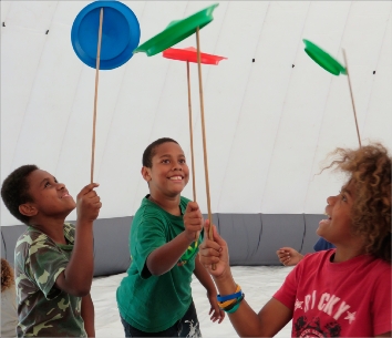 Alors que les matinées sont consacrées à la création d'un spectacle collectif, les après-midi sont l'occasion de découvrir et de pratiquer diverses activités artistiques. Une dizaine d'ateliers étaient proposés. « Toute  la famille a vécu au rythme du Fes