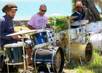 Venus de Kaala-Gomen, de Tiga, de Houaïlou et de La Foa, ces quatre jeunes batteurs de la classe de batterie du Mont-Dore ont livré un véritable sketch de 30 minutes alliant performance et humeur à travers leur instrument. Durant ces cinq jours, l'offre d