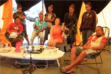 Six adolescentes encadrées par des techniciens et des artistes ont préparé une émission radiophonique avec une mise en scène fantasque et diffusée publiquement samedi. Elle devait être retransmise hier,  dimanche, sur NC 1ère radio.