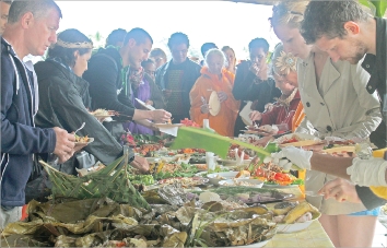 La tribu de Roh et le comité de la Fête du wajuyu ont offert le buffet pour les deux cents personnes  touristes et délégations). De nombreux plats locaux à base de vivaneau, d'ignames, de crabe de cocotier  et de sushis fait maison ont séduit le palais de
