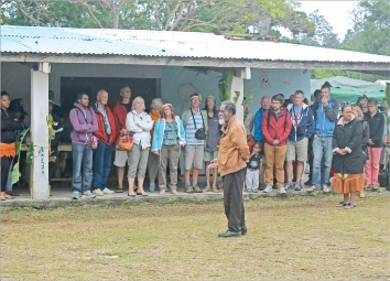 Cent trois personnes avaient pris le forfait spécial mis en place par le syndicat d'initiative Nengone et la Destination Iles Loyauté. Ils ont été hébergés dans la tribu de Roh, où ils ont été accueillis vendredi par les coutumiers. Suite à l'annulation d