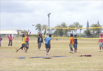 La kermesse, organisée ce week-end par l'Association entr'aide de Jokin (Assendo), s'est déroulée dans une ambiance chaleureuse et ensoleillée, mêlant tournois de beach-volley sur gazon, de volley, de football et concours de pétanque avec un trophée spéci