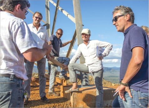 Nicolas Hulot à Plum, au Mont-Dore, pour une visite de la ferme éolienne de Négandi. Un site qui domine les montagnes du Sud.
