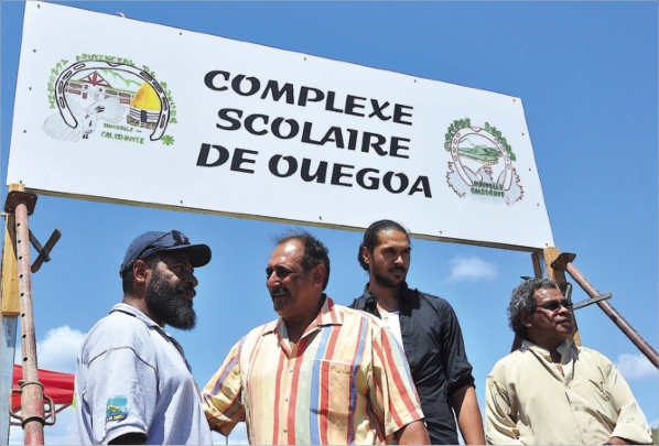 Jacques Wahio, le maire, Wilfrid Weiss, le principal du collège, Pierre-Yves Uhila, directeur par intérim de l'internat provincial et Victor Ankaouliwa, directeur de la Defij (de g. à dr.) ont  dévoilé la plaque  « Complexe scolaire de Ouégoa ». Le même j