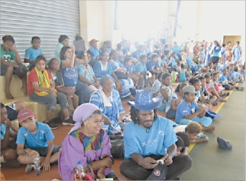 Après le défilé, vêtus de violet, d'orange ou de bleu selon leur établissement d'appartenance, les élèves  se sont rendus à la salle omnisports pour une journée de divertissement en musique.Pour l'école publique du village, sur notre photo, la tendance ét