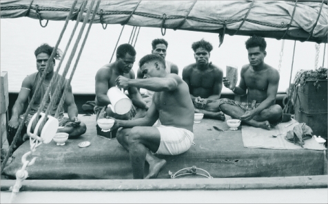 Les membres de l'équipage du cotre Anikel qui desservait les Loyauté dans les années 1930.