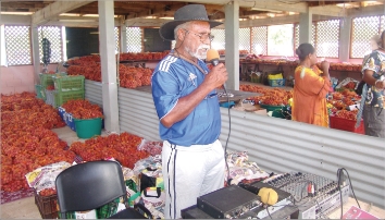 Il a fait danser « le Mia »Monsieur Mya a animé, pendant toute  la journée, la fête du letchi.
