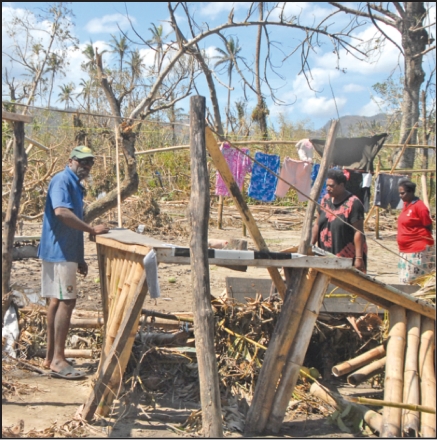 Les arbres déracinés d'Erakor, au sud de Port-Vila, sont devenus le terrain de jeu des enfants. Malgré le ciel bleu, flaques de boue et habitations éventrées témoignent du cauchemar vécu par Melé.