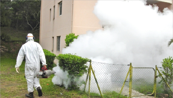 Les épandages sont réalisés uniquement à Nouméa et dans les zones infectées par des arboviroses. Ils visent à tuer les populations de moustiques adultes.