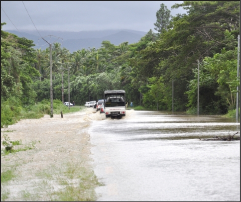 A Koumac, la sortie nord du village a été submergée toute la journée d'hier, tout comme le pont de Néhoué (en bas à droite) et le Trou Pacilly (en haut à droite). Impossible, même pour les 4x4, de traverser ces deux zones. 