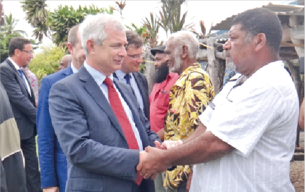 A la chefferie de Hwadrilla, Claude Bartolone a rencontré les autorités coutumières, dont ici Albert Bazit, grand chef de Weneky.