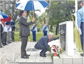 Dépôt de gerbe sur la stèle dédiée aux gendarmes et aux militaires décédés en 1988.