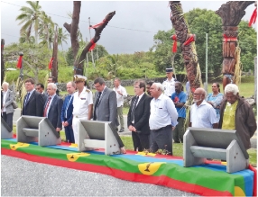Moment de recueillement au monument des 19 indépendantistes morts en 1988.