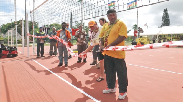Le grand chef de la tribu de Weneky, Albert Bazit, entouré des autorités administratives, coupe le traditionnel ruban.