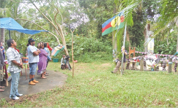 Après le geste coutumier de bonjour, la commémoration a débuté par le lever du drapeau kanak sur fond de chant des gens de Pouébo.