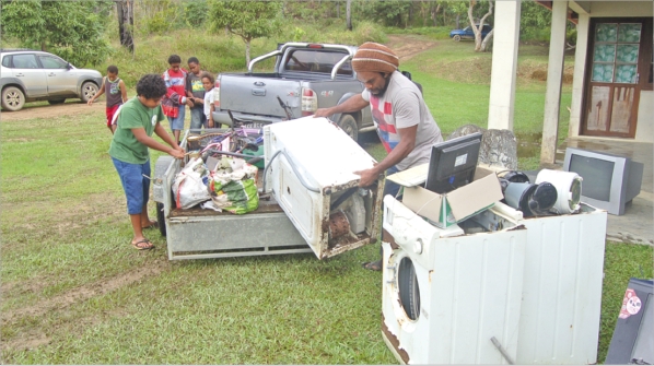 Le point d'apport volontaire, à la tribu de Tiéti, a bien fonctionné. Ici, Tein Poindipenda décharge différents déchets collectés avec des jeunes de la tribu.