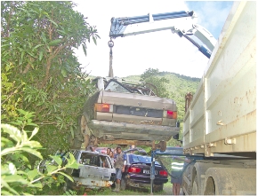 L'enlèvement de carcasses de véhicule a commencé samedi après-midi à Napoémien dans un endroit plutôt difficile d'accès pour le camion de David Rey.
