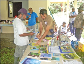 L'éco-organisme Trecodec et le CIE, ici avec Julien Barrault, se sont partagés  les espaces d'information par demi-journée dans chacune des deux tribus.